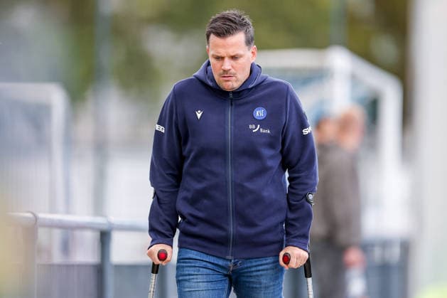31.08.2026, Fußball, Training Karlsruher SC, 2. Fußball-Bundesliga, Trainingsplatz am BBBank Wildpark in Karlsruhe, Saison 2026 2027: Direktor Entwicklung Matthias Cuntz (KSC mc) auf Krücken DFB regulations prohibit any use of photographs as image sequences and or quasi-video. Baden-Württemberg Deutschland *** August 31, 2026, Soccer, Karlsruher SC practice, 2. Bundesliga, training field at BBBank Wildpark in Karlsruhe, 2026–2027 season, Director of Development Matthias Cuntz (KSC mc) on crutches. DFB regulations prohibit any use of photographs as image sequences and or quasi-video. Baden-Württemberg, Germany