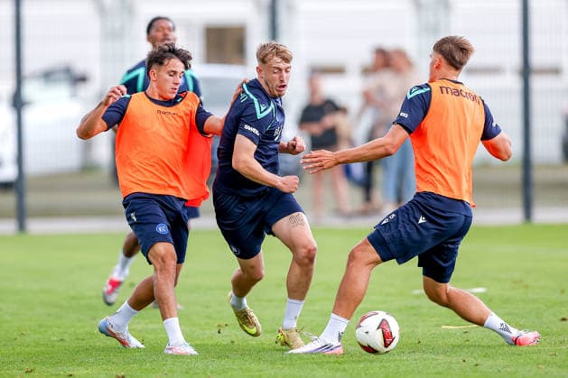 31.08.2026, Fußball, Training Karlsruher SC, 2. Fußball-Bundesliga, Trainingsplatz am BBBank Wildpark in Karlsruhe, Saison 2026 2027: Noel Eichinger (KSC 11) im Zweikampf gegen Jason Ponente-Ramirez (KSC 37) Paul Scholl (KSC 15) DFB regulations prohibit any use of photographs as image sequences and or quasi-video. Baden-Württemberg Deutschland *** August 31, 2026, Soccer, Karlsruher SC Practice, 2. Bundesliga, Training Field at BBBank Wildpark in Karlsruhe, 2026–2027 Season: Noel Eichinger (KSC 11) in a tackle against Jason Ponente Ramirez (KSC 37) and Paul Scholl (KSC 15). DFB regulations prohibit any use of photographs as image sequences and or quasi-video. Baden-Württemberg, Germany