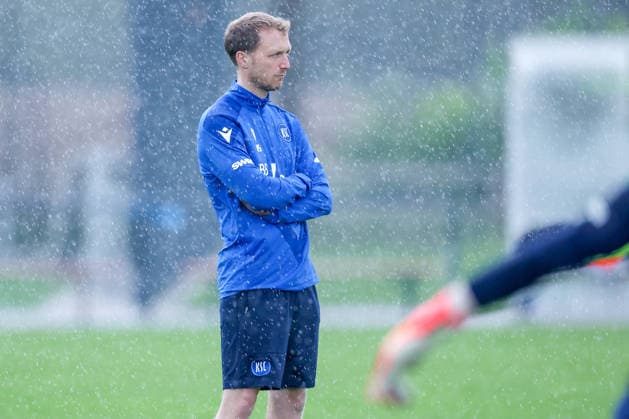 31.08.2026, Fußball, Training Karlsruher SC, 2. Fußball-Bundesliga, Trainingsplatz am BBBank Wildpark in Karlsruhe, Saison 2026 2027: Cheftrainer Maximilian Senft (KSC hc) steht im Regen auf de, Platz DFB regulations prohibit any use of photographs as image sequences and or quasi-video. Baden-Württemberg Deutschland *** August 31, 2026, Soccer, Karlsruher SC practice, 2. Bundesliga, training field at BBBank Wildpark in Karlsruhe, 2026–2027 season. Head coach Maximilian Senft (KSC hc) stands in the rain on the field. DFB regulations prohibit any use of photographs as image sequences and or quasi-video. Baden-Württemberg, Germany