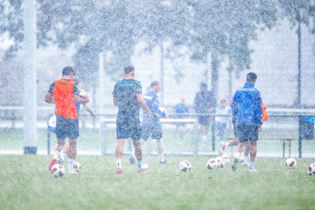 31.08.2026, Fußball, Training Karlsruher SC, 2. Fußball-Bundesliga, Trainingsplatz am BBBank Wildpark in Karlsruhe, Saison 2026 2027: Einsetzender Regen Starkregen Gewitter mit Blitzen und Donner führt zum Abbruch des Trainings. Die Spieler bringen sich vor dem einsetzenden Unwetter in Sicherheit. DFB regulations prohibit any use of photographs as image sequences and or quasi-video. Baden-Württemberg Deutschland *** August 31, 2026, Soccer, Karlsruher SC Practice, 2. Bundesliga, Training Field at BBBank Wildpark in Karlsruhe, 2026–2027 Season: Setting in rain, heavy rain, and a thunderstorm with lightning and thunder lead to the cancellation of training. The players seek shelter before the storm hits. DFB regulations prohibit any use of photographs as image sequences and or quasi-video. Baden-Württemberg, Germany