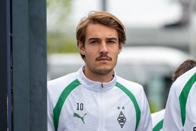 Florian Neuhaus (Borussia Moenchengladbach, 10) kommt auf den Platz. Oeffentliches Training Borussia Moenchengladbach, Fussball, Bundesliga, Saison 2026 2027, 01.09.2026 oeffentliches Training Borussia Moenchengladbach, Fussball, Bundesliga, Saison 2026 2027, 01.09.2026 Moenchengladbach *** Florian Neuhaus, Borussia Mönchengladbach, No. 10 takes the field. Open practice, Borussia Mönchengladbach, soccer, Bundesliga, 2026–2027 season, September 1, 2026, Borussia Mönchengladbach open practice, soccer, Bundesliga, 2026–2027 season, September 1, 2026, Mönchengladbach Copyright: xEibner-Pressefoto ThomasxHaeslerx EP_THR