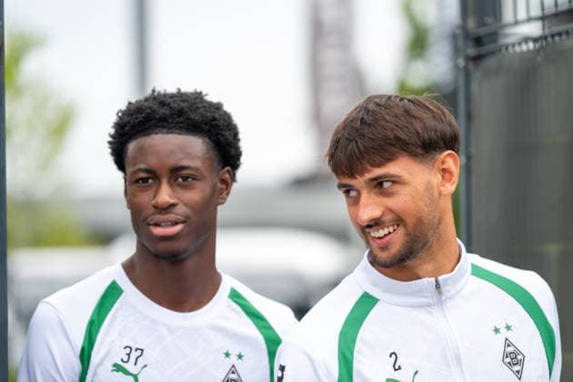 Dillon Berko (Borussia Moenchengladbach, 37) und Fabia Chiarodia (Borussia Moenchengladbach, 02) kommen auf den Platz. Oeffentliches Training Borussia Moenchengladbach, Fussball, Bundesliga, Saison 2026 2027, 01.09.2026 oeffentliches Training Borussia Moenchengladbach, Fussball, Bundesliga, Saison 2026 2027, 01.09.2026 Moenchengladbach *** Dillon Berko of Borussia Mönchengladbach, 37, and Fabia Chiarodia of Borussia Mönchengladbach, 02, take the field. Borussia Mönchengladbach public training session, soccer, Bundesliga, 2026–2027 season, September 1, 2026, Borussia Mönchengladbach open practice, soccer, Bundesliga, 2026–2027 season, September 1, 2026, Mönchengladbach Copyright: xEibner-Pressefoto ThomasxHaeslerx EP_THR