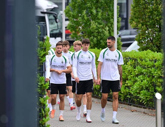 01.09.2026; Moenchengladbach; Fussball, Herren, Saison 2026 2027, Training Borussia Moenchengladbach Auf dem Weg zum Trainingsplatz vorneweg v. li. Enzo Leopold (Gladbach), Philipp Sander (Gladbach), Tim Kleindienst (Gladbach) DFL regulations prohibit any use of photographs as image sequences and or quasi-video. ista-Borussia-Park Nordrhein-Westfalen Deutschland *** September 1, 2026, Mönchengladbach Soccer, Men s, 2026–2027 season, Borussia Mönchengladbach training. Leading the way to the training field, from left: Enzo Leopold (Gladbach), Philipp Sander (Gladbach), Tim Kleindienst (Gladbach). DFL regulations prohibit any use of photographs as image sequences and or quasi-video content. Borussia Park, North Rhine-Westphalia, Germany