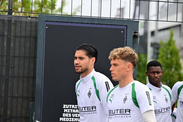 01.09.2026; Moenchengladbach; Fussball, Herren, Saison 2026 2027, Training Borussia Moenchengladbach v. li. Kevin Diks (Gladbach), Robin Hack (Gladbach); Im Hintergrund rechts Iaia Manco Danfa (Gladbach) DFL regulations prohibit any use of photographs as image sequences and or quasi-video. ista-Borussia-Park Nordrhein-Westfalen Deutschland *** September 1, 2026, Mönchengladbach Soccer, Men s, 2026–2027 season, Borussia Mönchengladbach training: from left, Kevin Diks (Gladbach), Robin Hack (Gladbach); in the background on the right, Iaia Manco Danfa (Gladbach). DFL regulations prohibit any use of photographs as image sequences and or quasi-video content at Borussia Park, North Rhine-Westphalia, Germany