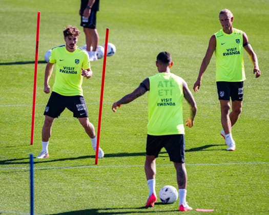 Atletico de Madrid Training Session Julian Alvarez of Atletico de Madrid (L) is seen training with his teammates (from L to R) Cuti Romero, Marcos Llorente during the training session at Atletico de Madrid Training Complex in Madrid, Spain, on September 01, 2026. Madrid Atletico de Madrid Training Complex Madrid Spain Copyright: xAlbertoxGardinx AGardin_20260901_Foot_Atl_Tra_00022