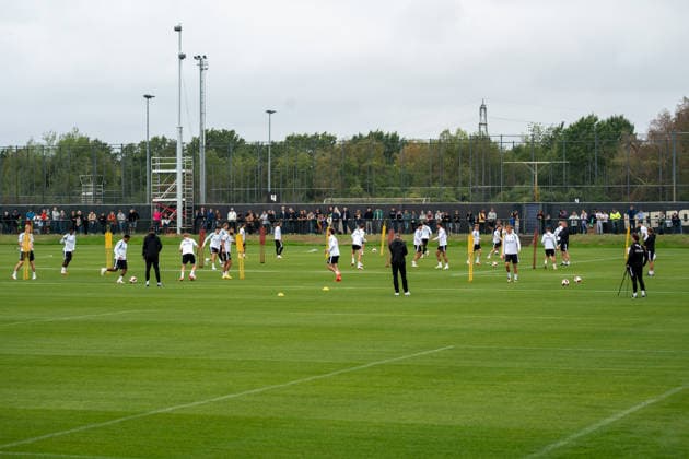Die Profis bei Passuebungen vor den anwesenden Zuschauern. Oeffentliches Training Borussia Moenchengladbach, Fussball, Bundesliga, Saison 2026 2027, 01.09.2026 oeffentliches Training Borussia Moenchengladbach, Fussball, Bundesliga, Saison 2026 2027, 01.09.2026 Moenchengladbach *** The pros practicing passing drills in front of the spectators in attendance. Borussia Mönchengladbach Open Practice, Soccer, Bundesliga, 2026–2027 Season, September 1, 2026: Borussia Mönchengladbach open practice, soccer, Bundesliga, 2026–2027 season, September 1, 2026, Mönchengladbach Copyright: xEibner-Pressefoto ThomasxHaeslerx EP_THR