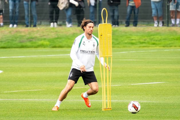 Joe Scally (Borussia Moenchengladbach, 29) bei Passuebungen. Oeffentliches Training Borussia Moenchengladbach, Fussball, Bundesliga, Saison 2026 2027, 01.09.2026 oeffentliches Training Borussia Moenchengladbach, Fussball, Bundesliga, Saison 2026 2027, 01.09.2026 Moenchengladbach *** Joe Scally, Borussia Mönchengladbach, 29, during passing drills; Borussia Mönchengladbach Open Practice, Soccer, Bundesliga, 2026–2027 Season, September 1, 2026, Borussia Mönchengladbach public training session, soccer, Bundesliga, 2026–2027 season, September 1, 2026, Mönchengladbach Copyright: xEibner-Pressefoto ThomasxHaeslerx EP_THR