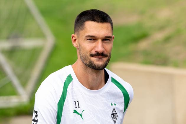 Ein gut gelaunter Tim Kleindienst (Borussia Moenchengladbach, 11) verlaesst den Trainingsplatz. Oeffentliches Training Borussia Moenchengladbach, Fussball, Bundesliga, Saison 2026 2027, 01.09.2026 oeffentliches Training Borussia Moenchengladbach, Fussball, Bundesliga, Saison 2026 2027, 01.09.2026 Moenchengladbach *** A cheerful Tim Kleindienst of Borussia Mönchengladbach, No. 11, leaves the training field. Borussia Mönchengladbach Open Practice, Soccer, Bundesliga, 2026–2027 Season, September 1, 2026, Borussia Mönchengladbach open training session, soccer, Bundesliga, 2026–2027 season, September 1, 2026, Mönchengladbach Copyright: xEibner-Pressefoto ThomasxHaeslerx EP_THR