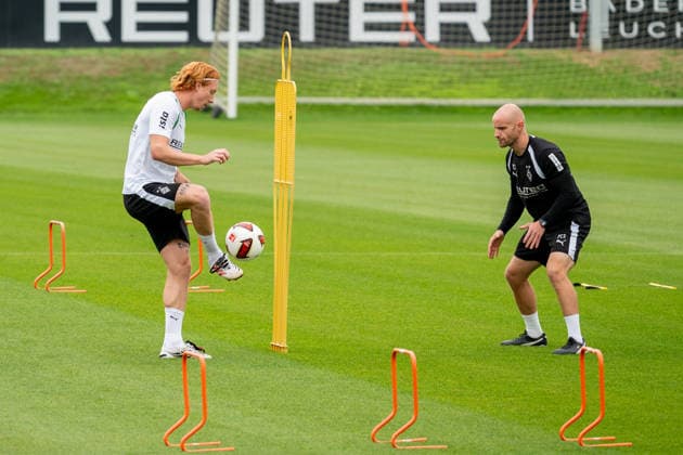 Yukhym Konoplia (Borussia Moenchengladbach, 22) im Aufbautraining mit Philipp Schmidt (Borussia Moenchengladbach, Athletiktrainer). Oeffentliches Training Borussia Moenchengladbach, Fussball, Bundesliga, Saison 2026 2027, 01.09.2026 oeffentliches Training Borussia Moenchengladbach, Fussball, Bundesliga, Saison 2026 2027, 01.09.2026 Moenchengladbach *** Yukhym Konoplia, Borussia Mönchengladbach, 22, in rehabilitation training with Philipp Schmidt, Borussia Mönchengladbach, athletic trainer; Public training session, Borussia Mönchengladbach, soccer, Bundesliga, 2026–2027 season, September 1, 2026, public training session at Borussia Mönchengladbach, soccer, Bundesliga, 2026–2027 season, September 1, 2026, Mönchengladbach Copyright: xEibner-Pressefoto ThomasxHaeslerx EP_THR