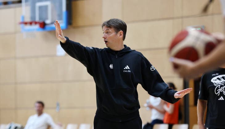 Bundestrainer Olaf Lange gibt Anweisungen Aktion Oberkörper Training zur Vorbereitung auf die Weltmeisterschaft WM Basketball DBB Nationalmannschaft Frauen Saison 2026 2027 01.09.2026 Deutschland GER