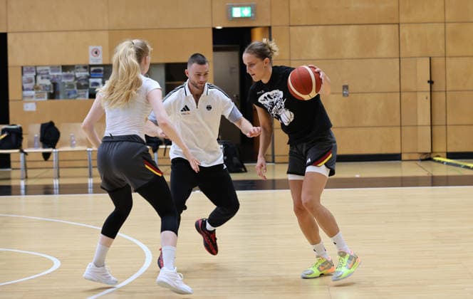 Frieda Bühner, Co Trainer Parker Lovett, Leonie Fiebich am Ball Training zur Vorbereitung auf die Weltmeisterschaft WM Basketball DBB Nationalmannschaft Frauen Saison 2026 2027 01.09.2026 Deutschland GER