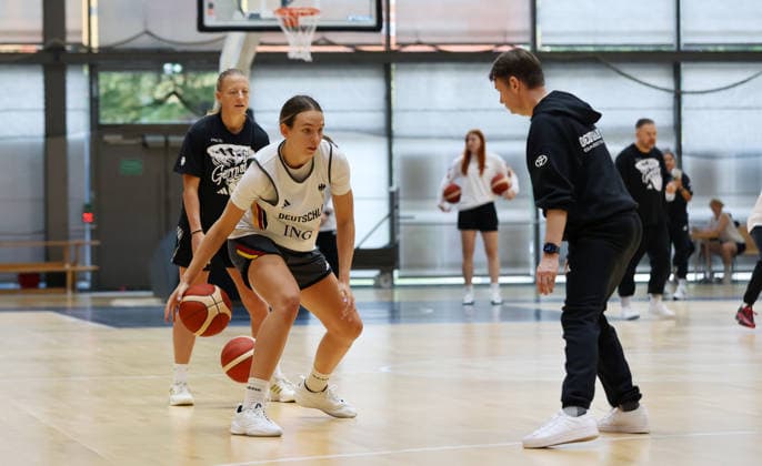 Britta Daub am Ball, Bundestrainer Olaf Lange Training zur Vorbereitung auf die Weltmeisterschaft WM Basketball DBB Nationalmannschaft Frauen Saison 2026 2027 01.09.2026 Deutschland GER