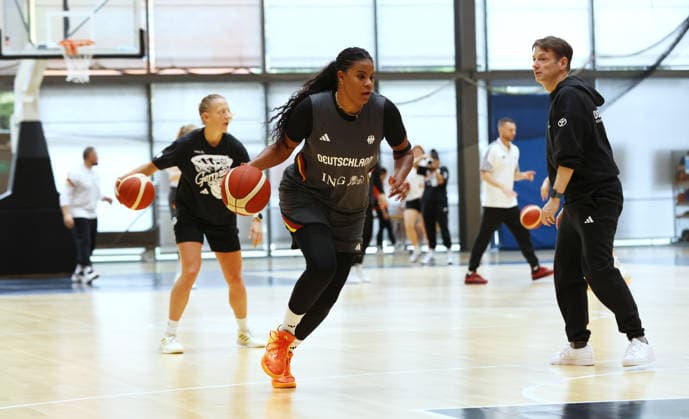 Nyara Sabally am Ball, Bundestrainer Olaf Lange Training zur Vorbereitung auf die Weltmeisterschaft WM Basketball DBB Nationalmannschaft Frauen Saison 2026 2027 01.09.2026 Deutschland GER