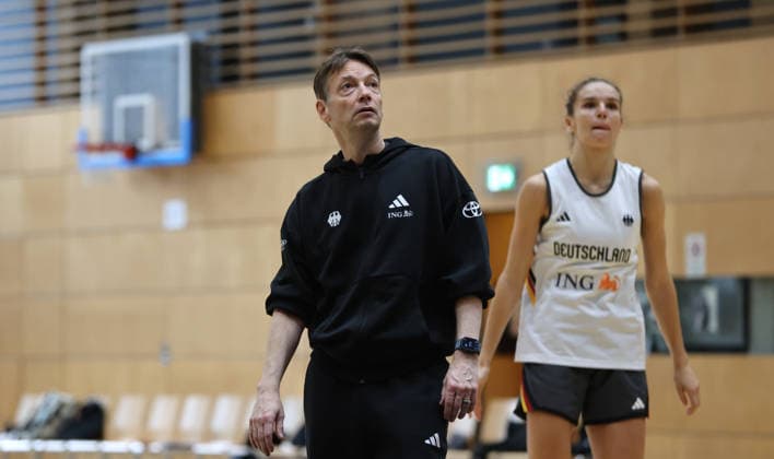 Bundestrainer Olaf Lange, Clara Bielefeld Aktion Oberkörper Training zur Vorbereitung auf die Weltmeisterschaft WM Basketball DBB Nationalmannschaft Frauen Saison 2026 2027 01.09.2026 Deutschland GER