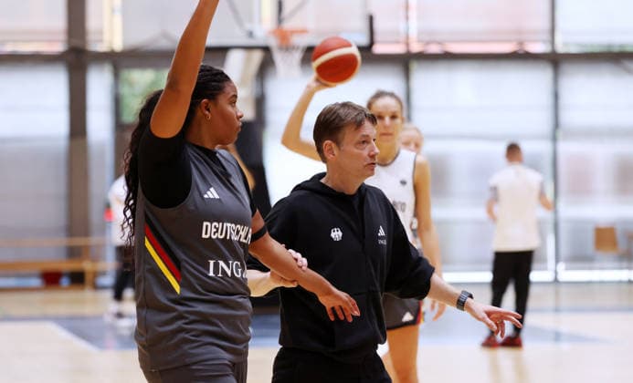 Nyara Sabally, Bundestrainer Olaf Lange Aktion Oberkörper Training zur Vorbereitung auf die Weltmeisterschaft WM Basketball DBB Nationalmannschaft Frauen Saison 2026 2027 01.09.2026 Deutschland GER