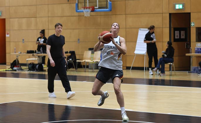 Bundestrainer Olaf Lange, Clara Bielefeld am Ball Training zur Vorbereitung auf die Weltmeisterschaft WM Basketball DBB Nationalmannschaft Frauen Saison 2026 2027 01.09.2026 Deutschland GER