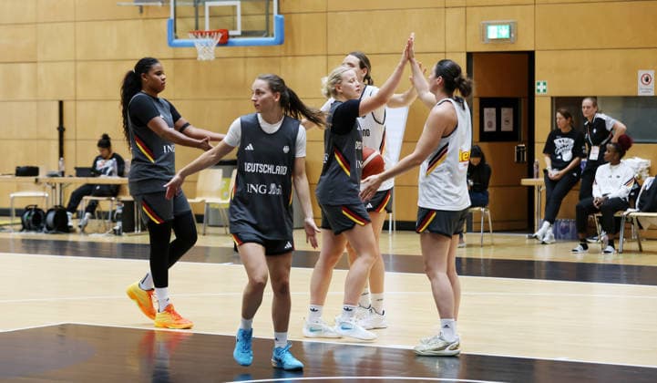 Alexis Peterson Smalls, Britta Daub, Emma Eichmeyer, Clara Bielefeld beim Abklatschen Training zur Vorbereitung auf die Weltmeisterschaft WM Basketball DBB Nationalmannschaft Frauen Saison 2026 2027 01.09.2026 Deutschland GER