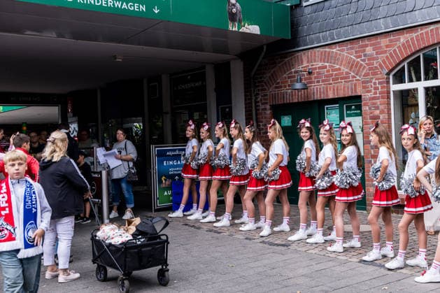 FC Köln Zootag; 01.09.2026 KÖLN, DEUTSCHLAND - SEPTEMBER 01: Die Kinder-Cheerleader des 1. FC Köln stehen Spalier um die kleinen Fans zu begrüßen während dem FC Zootag am 01. September 2026 im Kölner Zoo, Köln. Copyright: xBEAUTIFULxSPORTS Wunderlx