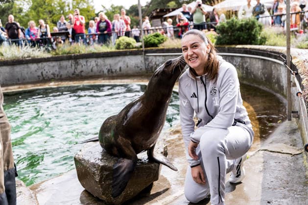 FC Köln Zootag; 01.09.2026 KÖLN, DEUTSCHLAND - SEPTEMBER 01: Laureta Elmazi (1. FC Köln, 26) bekommt während der Seelöwen Show ein Küsschen während dem FC Zootag am 01. September 2026 im Kölner Zoo, Köln. Copyright: xBEAUTIFULxSPORTS Wunderlx