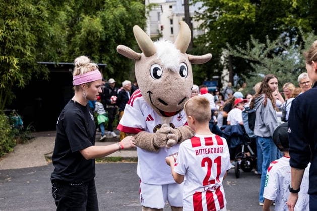 FC Köln Zootag; 01.09.2026 KÖLN, DEUTSCHLAND - SEPTEMBER 01: Der Kidsclub Hennes gibt Autogramme während dem FC Zootag am 01. September 2026 im Kölner Zoo, Köln. Copyright: xBEAUTIFULxSPORTS Wunderlx