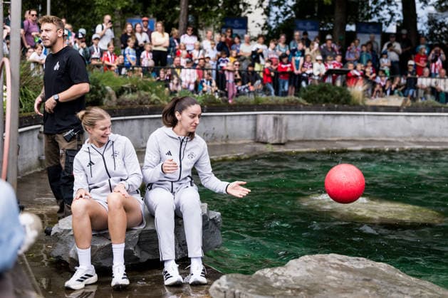 FC Köln Zootag; 01.09.2026 KÖLN, DEUTSCHLAND - SEPTEMBER 01: Anna-Lena Stolze (1. FC Köln, 7) und Laureta Elmazi (1. FC Köln, 26) während der Seelöwen Show während dem FC Zootag am 01. September 2026 im Kölner Zoo, Köln. Copyright: xBEAUTIFULxSPORTS Wunderlx