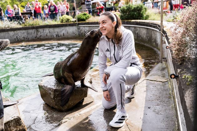 FC Köln Zootag; 01.09.2026 KÖLN, DEUTSCHLAND - SEPTEMBER 01: Laureta Elmazi (1. FC Köln, 26) bekommt während der Seelöwen Show ein Küsschen während dem FC Zootag am 01. September 2026 im Kölner Zoo, Köln. Copyright: xBEAUTIFULxSPORTS Wunderlx