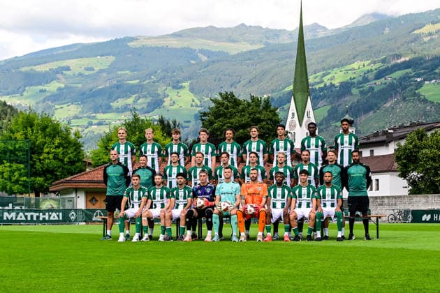 Hintere Reihe von links: Amos Pieper, Oskar Wojcik, Mick Schmetgens, Jens Stage, Kenny Quetant, Niklas Stark, Julian Malatini, Karim Coulibaly, Salim Musah; Mittlere Reihe von links: Christian Vander, Jan Hoepner, Dawid Kownacki, Sven Lynen, Olivier Deman, Dariusz Stalmach, Marco Grüll, Justin Njinmah, Christian Gross, Daniel Thioune; Vordere Reihe von links: Chuki, Mitchell Weiser, Darwin Soylu, Stefan Smarkalev, Karl Hein, Markus Kolke, Samuel Mbangula, Patrice Covic, Felix Agu - 20.07.2026, AUT, Fußball, Herren, 1. Bundesliga, Trainingslager, Saison 2026 2027, Zell am Ziller, SV Werder Bremen Mannschaftsfoto von Werder Bremen vor Beginn des Sommertrainingslager Zell am Ziller Parkstadion Tirol Österreich *** July 20, 2026, Austria, Soccer, Men s, 1. Bundesliga, Training Camp, 2026–2027 Season, Zell am Ziller, SV Werder Bremen Team photo of Werder Bremen before the start of the summer training camp at Zell am Ziller Parkstadion, Tyrol, Austria Copyright: xNordphotox xHafnerx