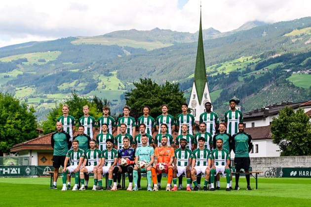 Hintere Reihe von links: Amos Pieper, Oskar Wojcik, Mick Schmetgens, Jens Stage, Kenny Quetant, Niklas Stark, Julian Malatini, Karim Coulibaly, Salim Musah; Mittlere Reihe von links: Christian Vander, Jan Hoepner, Dawid Kownacki, Sven Lynen, Olivier Deman, Dariusz Stalmach, Marco Grüll, Justin Njinmah, Christian Gross, Daniel Thioune; Vordere Reihe von links: Chuki, Mitchell Weiser, Darwin Soylu, Stefan Smarkalev, Karl Hein, Markus Kolke, Samuel Mbangula, Patrice Covic, Felix Agu - 20.07.2026, AUT, Fußball, Herren, 1. Bundesliga, Trainingslager, Saison 2026 2027, Zell am Ziller, SV Werder Bremen Mannschaftsfoto von Werder Bremen vor Beginn des Sommertrainingslager Zell am Ziller Parkstadion Tirol Österreich *** July 20, 2026, Austria, Soccer, Men s, 1. Bundesliga, Training Camp, 2026–2027 Season, Zell am Ziller, SV Werder Bremen Team photo of Werder Bremen before the start of the summer training camp at Zell am Ziller Parkstadion, Tyrol, Austria Copyright: xNordphotox xHafnerx