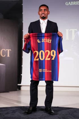 September 1, 2026, Barcelona, Barcelona, SPAIN: Gabriel Jesus poses with an FC Barcelona, Barca shirt during his presentation as new player of FC Barcelona at Commercial Office on September 01, 2026 in Barcelona, Spain. Barcelona SPAIN - ZUMAa181 20260901_zaa_a181_001 Copyright: xJavierxBorregox