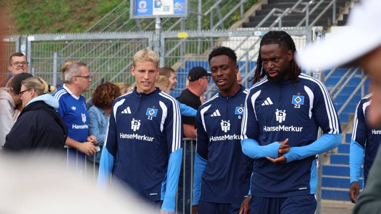 01.09.2026, xrekx, Fussball 1.Bundesliga, Hamburger SV - Training v.l. Albert Gronbaek (Hamburger SV) Albert Sambi Lokonga (Hamburger SV) Jordan Torunarigha (Hamburger SV) Hamburg *** September 1, 2026, xrekx, Soccer, Bundesliga 1, Hamburger SV Training: Albert Gronbaek, Hamburger SV, Albert Sambi Lokonga, Hamburger SV, Jordan Torunarigha, Hamburger SV, Hamburg