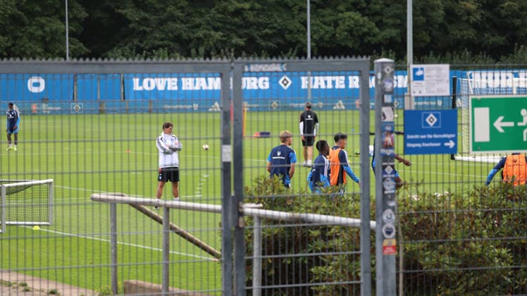 01.09.2026, xrekx, Fussball 1.Bundesliga, Hamburger SV - Training v.l. Merlin Polzin Trainer (Hamburger SV) Hamburg *** September 1, 2026, xrekx, Soccer, Bundesliga 1, Hamburger SV Training, featuring Merlin Polzin, Coach of Hamburger SV, Hamburg