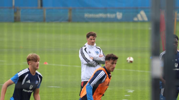 01.09.2026, xrekx, Fussball 1.Bundesliga, Hamburger SV - Training v.l. Merlin Polzin Trainer (Hamburger SV) Hamburg *** September 1, 2026, xrekx, Soccer, Bundesliga 1, Hamburger SV Practice, featuring Merlin Polzin, Coach of Hamburger SV, Hamburg