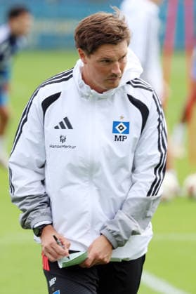 01.09.2026, xrekx, Fussball 1.Bundesliga, Hamburger SV - Training v.l. Merlin Polzin Trainer (Hamburger SV) macht Notizen Hamburg *** September 1, 2026, xrekx, Soccer, Bundesliga 1, Hamburger SV Practice: Merlin Polzin, Hamburger SV Coach, Takes Notes, Hamburg