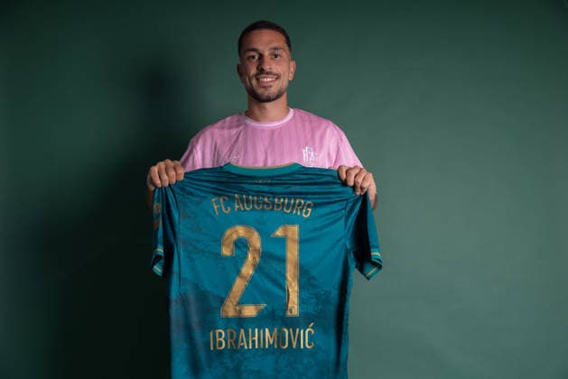 01.09.2026, GER, Fussball, Herren, FC Augsburg, Bundesliga, Unterschrift, FCA, Arijon Ibrahimovic, FCA-Neuzugang Arijon Ibrahimovic Augsburg *** September 1, 2026, GER, Soccer, Men s, FC Augsburg, Bundesliga, Signing, FCA, Arijon Ibrahimovic, FCA New Signing Arijon Ibrahimovic Augsburg