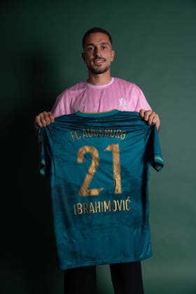01.09.2026, GER, Fussball, Herren, FC Augsburg, Bundesliga, Unterschrift, FCA, Arijon Ibrahimovic, FCA-Neuzugang Arijon Ibrahimovic Augsburg *** September 1, 2026, GER, Soccer, Men s, FC Augsburg, Bundesliga, Signing, FCA, Arijon Ibrahimovic, FCA New Signing Arijon Ibrahimovic Augsburg