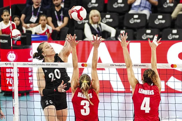 Belgium v Germany - CEV EuroVolley 2026 ISTANBUL, TURKIYE - SEPTEMBER 01: Britt Herbots (3) of Belgium in action against Lena Kindermann (20) of Germany during the 2026 CEV Women s European Volleyball Championship Round of 16 match between Belgium and Germany at the Sinan Erdem Dome in Istanbul, Turkiye, on September 01, 2026. Agit Erdi Ulukaya Anadolu Istanbul Turkey. Editorial use only. Please get in touch for any other usage.  Copyright: x2026xAnadoluxAgitxErdixUlukayax