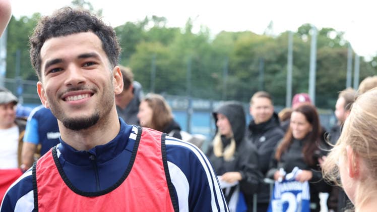 01.09.2026, xrekx, Fussball 1.Bundesliga, Hamburger SV - Training v.l. Zakaria El Ouahdi (Hamburger SV) Selfie, Autogramme Hamburg *** September 1, 2026, xrekx, Soccer, Bundesliga 1, Hamburger SV Training: Zakaria El Ouahdi, Hamburger SV Selfie, Autographs, Hamburg