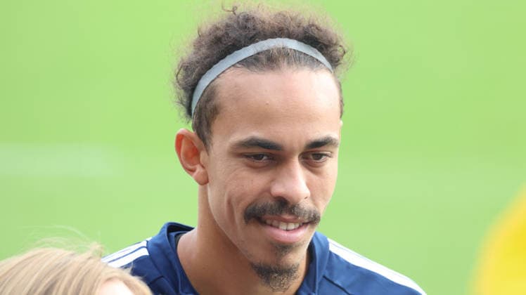 01.09.2026, xrekx, Fussball 1.Bundesliga, Hamburger SV - Training v.l. Yussuf Poulsen (Hamburger SV) Selfie, Autogramme Hamburg *** September 1, 2026, xrekx, Soccer, Bundesliga 1, Hamburger SV Training: Yussuf Poulsen, Hamburger SV Selfie, Autographs, Hamburg
