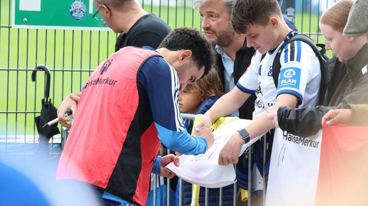 01.09.2026, xrekx, Fussball 1.Bundesliga, Hamburger SV - Training v.l. Zakaria El Ouahdi (Hamburger SV) Selfie, Autogramme Hamburg *** September 1, 2026, xrekx, Soccer, Bundesliga 1, Hamburger SV Training: Zakaria El Ouahdi, Hamburger SV Selfie, Autographs, Hamburg