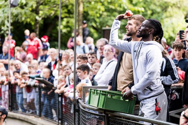 FC Köln Zootag; 01.09.2026 KÖLN, DEUTSCHLAND - SEPTEMBER 01: Gideon Mensah (1. FC Koeln, 14) füttert die Paviane während dem FC Zootag am 01. September 2026 im Kölner Zoo, Köln. *** FC Cologne Zoo Day, September 1, 2026, Cologne, Germany. Gideon Mensah, 1, of FC Cologne, feeds the baboons during the FC Cologne Zoo Day on September 1, 2026, at the Cologne Zoo, Cologne Copyright: xBEAUTIFULxSPORTS Wunderlx