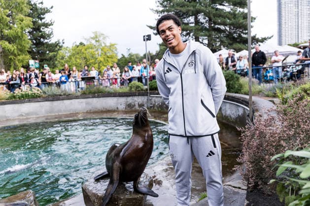 FC Köln Zootag; 01.09.2026 KÖLN, DEUTSCHLAND - SEPTEMBER 01: Seelöwen Show mit Jahmai Simpson-Pusey (1. FC Koeln, 22) während dem FC Zootag am 01. September 2026 im Kölner Zoo, Köln. *** FC Cologne Zoo Day, September 1, 2026, Cologne, Germany: Sea Lion Show with Jahmai Simpson Pusey 1 FC Cologne, 22, during the FC Zoo Day on September 1, 2026, at the Cologne Zoo, Cologne Copyright: xBEAUTIFULxSPORTS Wunderlx
