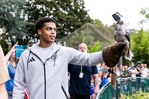 FC Köln Zootag; 01.09.2026 KÖLN, DEUTSCHLAND - SEPTEMBER 01: Jahmai Simpson-Pusey (1. FC Koeln, 22) mit dem Lachenden Hans Hennes während dem FC Zootag am 01. September 2026 im Kölner Zoo, Köln. *** FC Cologne Zoo Day, September 1, 2026, Cologne, GERMANY SEPTEMBER 1 Jahmai Simpson Pusey 1 FC Cologne, 22, with the Laughing Hans Hennes during FC Zoo Day on September 1, 2026, at the Cologne Zoo, Cologne Copyright: xBEAUTIFULxSPORTS Wunderlx