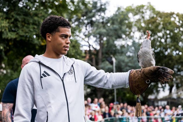 FC Köln Zootag; 01.09.2026 KÖLN, DEUTSCHLAND - SEPTEMBER 01: Jahmai Simpson-Pusey (1. FC Koeln, 22) mit dem Lachenden Hans Hennes während dem FC Zootag am 01. September 2026 im Kölner Zoo, Köln. *** FC Cologne Zoo Day, September 1, 2026, Cologne, GERMANY SEPTEMBER 1 Jahmai Simpson Pusey 1 FC Cologne, 22, with the Laughing Hans Hennes during FC Zoo Day on September 1, 2026, at the Cologne Zoo, Cologne Copyright: xBEAUTIFULxSPORTS Wunderlx