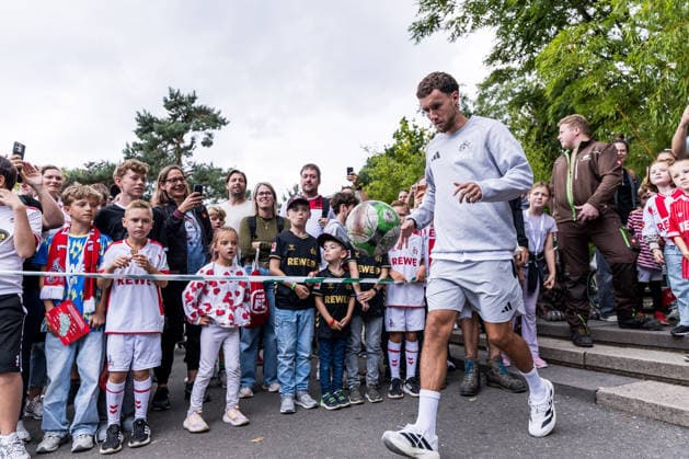 FC Köln Zootag; 01.09.2026 KÖLN, DEUTSCHLAND - SEPTEMBER 01: Luca Waldschmidt (1. FC Koeln, 7) schießt auf die Torwand im Löwengehege während dem FC Zootag am 01. September 2026 im Kölner Zoo, Köln. *** FC Cologne Zoo Day, September 1, 2026, Cologne, GERMANY SEPTEMBER 1 Luca Waldschmidt, No. 7 for FC Cologne, takes a shot at the goal wall in the lion enclosure during FC Zoo Day on September 1, 2026, at the Cologne Zoo, Cologne Copyright: xBEAUTIFULxSPORTS Wunderlx