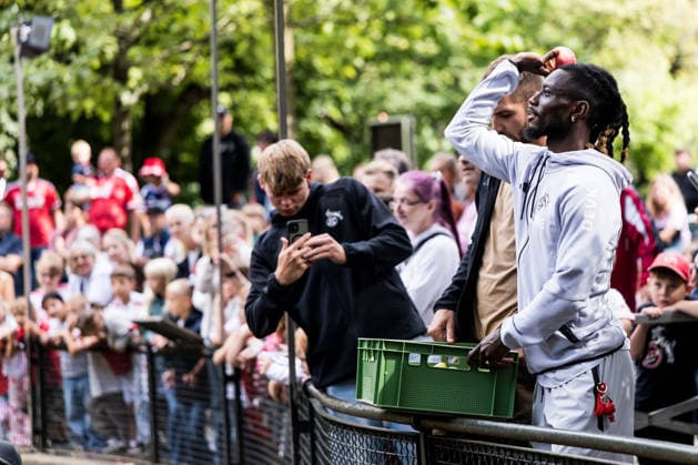 FC Köln Zootag; 01.09.2026 KÖLN, DEUTSCHLAND - SEPTEMBER 01: Gideon Mensah (1. FC Koeln, 14) füttert die Paviane während dem FC Zootag am 01. September 2026 im Kölner Zoo, Köln. *** FC Cologne Zoo Day, September 1, 2026, Cologne, Germany. Gideon Mensah, 1, of FC Cologne, feeds the baboons during FC Cologne Zoo Day on September 1, 2026, at the Cologne Zoo, Cologne. Copyright: xBEAUTIFULxSPORTS Wunderlx