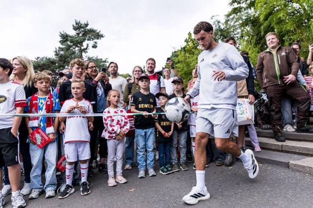 FC Köln Zootag; 01.09.2026 KÖLN, DEUTSCHLAND - SEPTEMBER 01: Luca Waldschmidt (1. FC Koeln, 7) schießt auf die Torwand im Löwengehege während dem FC Zootag am 01. September 2026 im Kölner Zoo, Köln. *** FC Cologne Zoo Day, September 1, 2026, Cologne, GERMANY SEPTEMBER 1 Luca Waldschmidt 1 FC Cologne, 7 shoots at the goal wall in the lion enclosure during FC Zoo Day on September 1, 2026, at the Cologne Zoo, Cologne Copyright: xBEAUTIFULxSPORTS Wunderlx
