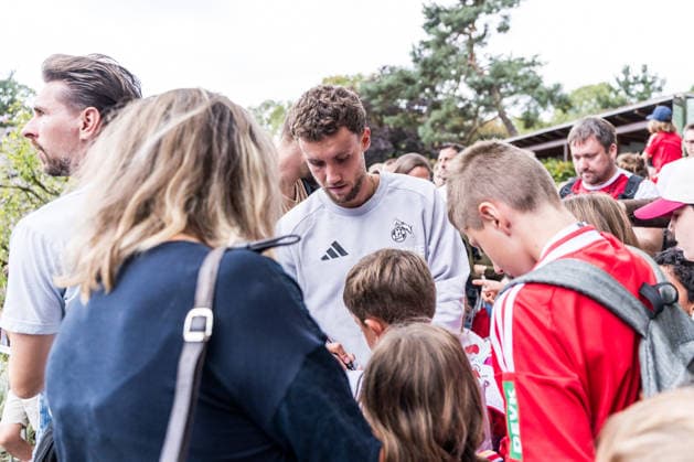 FC Köln Zootag; 01.09.2026 KÖLN, DEUTSCHLAND - SEPTEMBER 01: Luca Waldschmidt (1. FC Koeln, 7) gibt nach dem Torwandschießen Autogramme während dem FC Zootag am 01. September 2026 im Kölner Zoo, Köln. *** FC Cologne Zoo Day, September 1, 2026, Cologne, GERMANY SEPTEMBER 1 Luca Waldschmidt, No. 7 for FC Cologne, signs autographs after the goal-shooting contest during FC Cologne Zoo Day on September 1, 2026, at the Cologne Zoo, Cologne Copyright: xBEAUTIFULxSPORTS Wunderlx