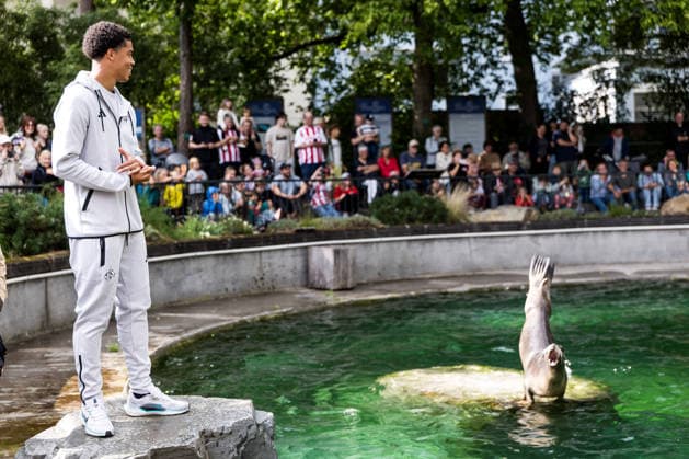 FC Köln Zootag; 01.09.2026 KÖLN, DEUTSCHLAND - SEPTEMBER 01: Seelöwen Show mit Jahmai Simpson-Pusey (1. FC Koeln, 22) während dem FC Zootag am 01. September 2026 im Kölner Zoo, Köln. *** FC Cologne Zoo Day, September 1, 2026, Cologne, Germany: Sea Lion Show with Jahmai Simpson Pusey 1 FC Cologne, 22, during the FC Zoo Day on September 1, 2026, at the Cologne Zoo, Cologne Copyright: xBEAUTIFULxSPORTS Wunderlx