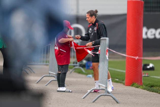 Ingolstadt, Deutschland 01. September 2026: 3. Liga - 2026 2027 - FC Ingolstadt 04 - Training Im Bild: Trainerin Sabrina Wittmann (FCI) erfüllt Autogrammwunsch Trainingsgelände Audi Sportpark Bayern Copyright: xFotostandx xSchäferx