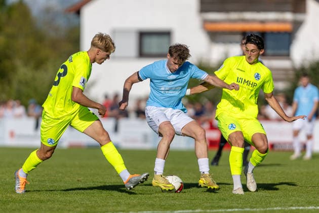 Zweikampf Christoph Meister (SV Kickers Stuttgart, 23) Max Dudium (TSGV Waldstetten, 07) Ben-Luca Fisher (SV Kickers Stuttgart, 06), GER, TSGV Waldstetten vs. SV Kickers Stuttgart, Fussball, Verbandspokal, DB Regio-wfv-Pokal, Herren, Achtelfinale, Spielzeit 2026 2027, 01.09.2026, DFL DFB REGULATIONS PROHIBIT ANY USE OF PHOTOGRAPHS AS IMAGE SEQUENCES AND OR QUASI-VIDEO, GER, TSGV Waldstetten vs. SV Kickers Stuttgart, Fussball, Verbandspokal, DB Regio-wfv-Pokal, Herren, Achtelfinale, Spielzeit 2026 2027, 01.09.2026 Waldstetten Copyright: xEibner-Pressefoto JanixPlessx EP_JPL